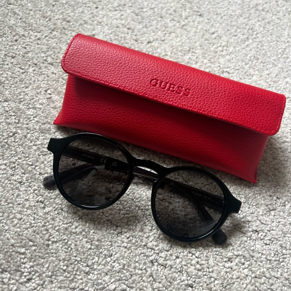 GUESS black round sunglasses